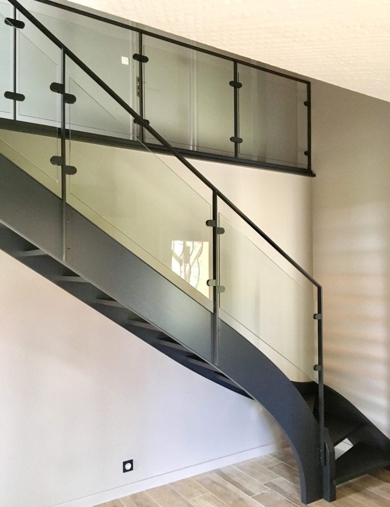 Rénovation d'un escalier avec garde-corps acier et verre