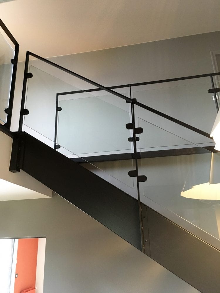 Garde -corps d'étage et rambarde d'escalier composés de poteaux et main courante en fer plat acier et de remplissage en verre